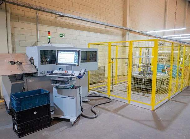 Interior da fábrica Fauzi Molas — maquinário CNC