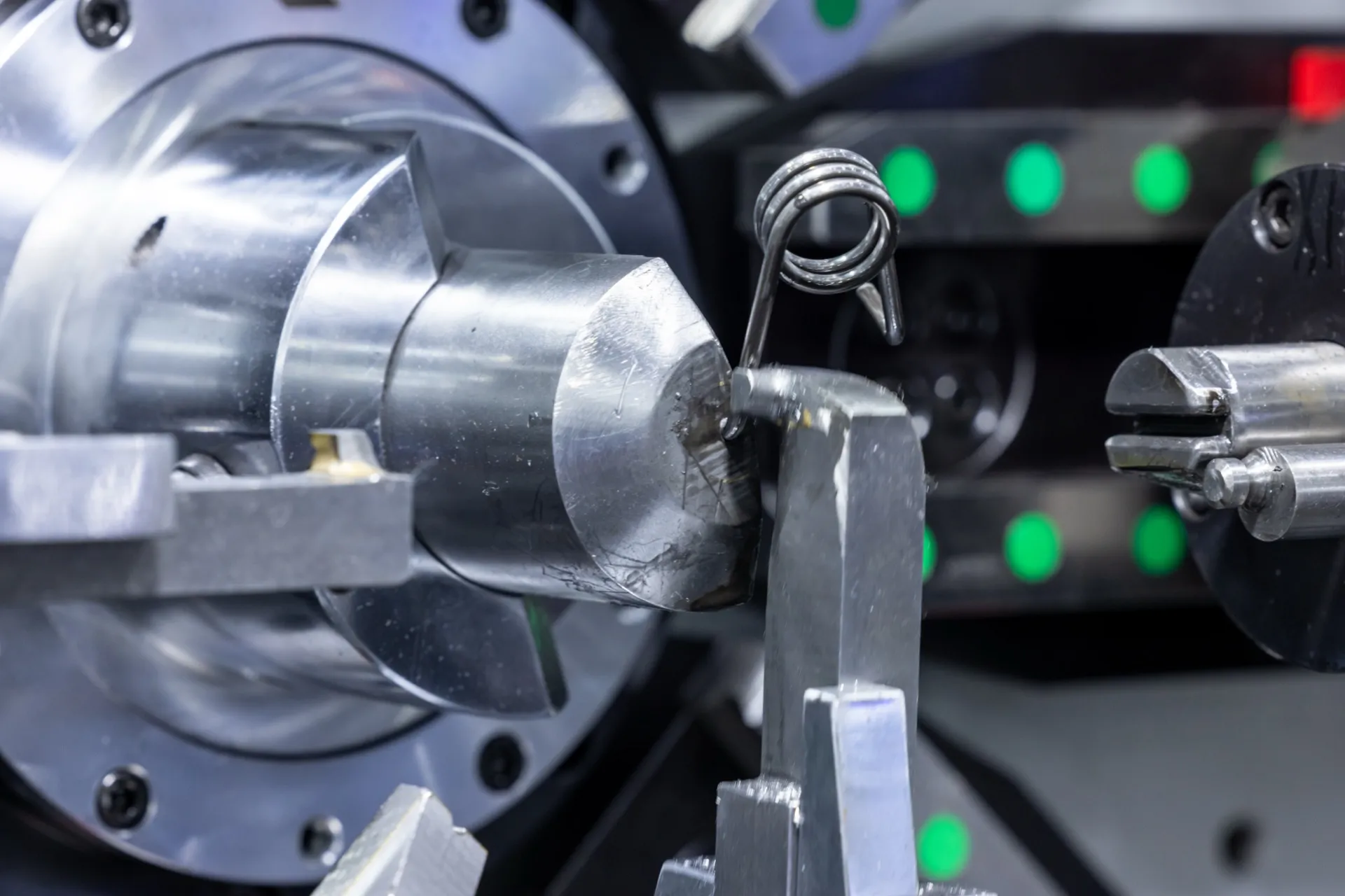Máquina CNC formando mola de precisão — Fauzi Molas